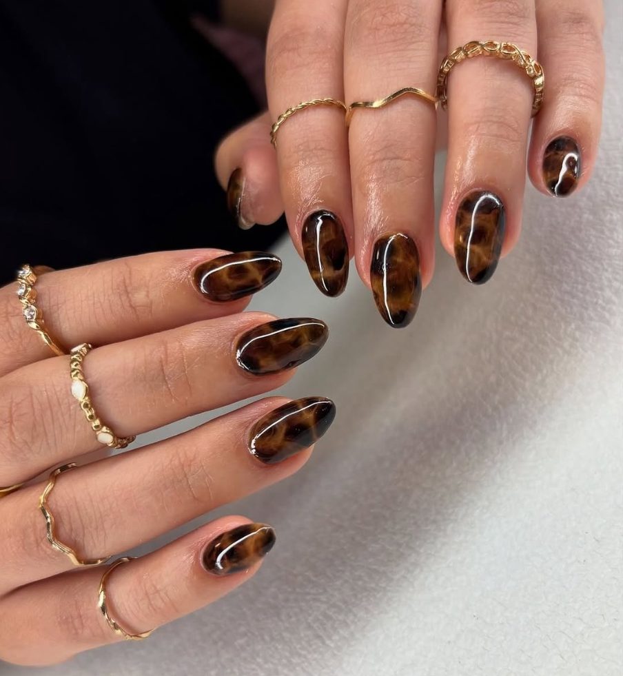 Nail art efecto carey en tono marrón